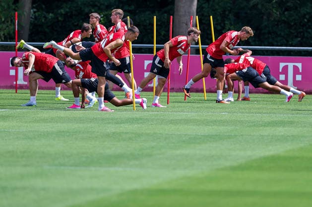 13.07.2026, Fußball, Trainingsauftakt 1.FC Köln, 1. Fußball Bundesliga, Geißbockheim, Saison 2026 2027: Aufwärmtraining beim ersten Training der neuen Saison 26 27 DFB regulations prohibit any use of photographs as image sequences and or quasi-video. Nordrhein-Westfalen Deutschland *** July 13, 2026, Soccer, 1. FC Köln’s first training session, Bundesliga, Geißbockheim, 2026–2027 season, warm-up during the first training session of the new 2026–2027 season. DFB regulations prohibit any use of photographs as image sequences and or quasi-video. North Rhine-Westphalia, Germany