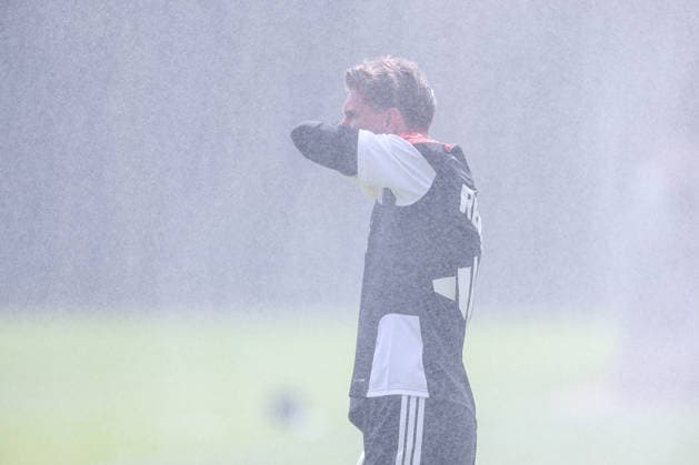 13.07.2026, Fußball, Trainingsauftakt 1.FC Köln, 1. Fußball Bundesliga, Geißbockheim, Saison 2026 2027: Torwart Ron-Robert Zieler (1FC Koeln 20) genießt eine Abkühlung unter dem rasensprenkler bei 35 Grad Hitze beim ersten Training der neuen Saison 26 27 DFB regulations prohibit any use of photographs as image sequences and or quasi-video. Nordrhein-Westfalen Deutschland *** July 13, 2026, Soccer, 1. FC Köln’s First Training Session, Bundesliga 1, Geißbockheim, 2026–2027 Season: Goalkeeper Ron Robert Zieler of 1. FC Köln (20) cools off under the sprinkler in 35-degree heat during the first training session of the new 2026–2027 season. DFB regulations prohibit any use of photographs as image sequences and or quasi-video. North Rhine-Westphalia Germany