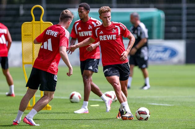 13.07.2026, Fußball, Trainingsauftakt 1.FC Köln, 1. Fußball Bundesliga, Geißbockheim, Saison 2026 2027: Isak Bergmann Johannesson (1FC Koeln 08) Youssoupha Niang (1FC Koeln 38) Sebastian Sebulonsen (1FC Koeln 28) beim ersten Training der neuen Saison 26 27 DFB regulations prohibit any use of photographs as image sequences and or quasi-video. Nordrhein-Westfalen Deutschland *** July 13, 2026, Soccer, 1. FC Köln Training Kickoff, Bundesliga 1, Geißbockheim, 2026–2027 Season: Isak Bergmann Johannesson 1 FC Köln 08, Youssoupha Niang 1 FC Köln 38, Sebastian Sebulonsen 1 FC Köln 28 at the first training session of the new season 26–27. DFB regulations prohibit any use of photographs as image sequences and or quasi-video; North Rhine-Westphalia, Germany