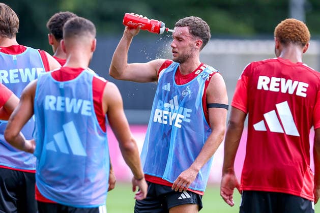 13.07.2026, Fußball, Trainingsauftakt 1.FC Köln, 1. Fußball Bundesliga, Geißbockheim, Saison 2026 2027: Abkühlung und Trinkpause bei 36 Grad Hitze Tom Krauß (1FC Koeln 05) beim ersten Training der neuen Saison 26 27 DFB regulations prohibit any use of photographs as image sequences and or quasi-video. Nordrhein-Westfalen Deutschland *** July 13, 2026, Soccer, 1. FC Köln’s First Training Session, Bundesliga 1, Geißbockheim, 2026–2027 Season: Cooling off and a water break in 36-degree heat—Tom Krauß, 1. FC Köln 05, at the first training session of the new 2026–2027 season. DFB regulations prohibit any use of photographs as image sequences and or quasi-video. North Rhine-Westphalia, Germany