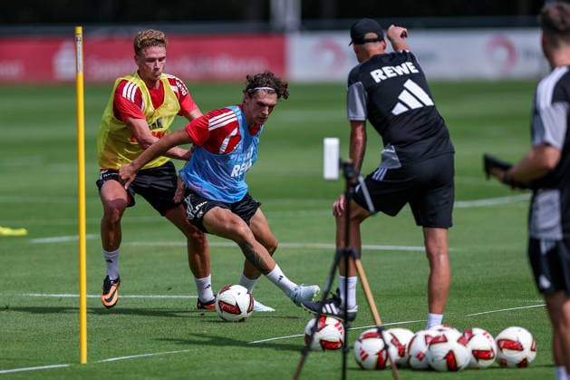 13.07.2026, Fußball, Trainingsauftakt 1.FC Köln, 1. Fußball Bundesliga, Geißbockheim, Saison 2026 2027: Sebastian Sebulonsen (1FC Koeln 28) im Zweikampf gegen Julian Pauli (1FC Koeln) neben Cheftrainer Rene Wagner (1FC Koeln hc) beim ersten Training der neuen Saison 26 27 DFB regulations prohibit any use of photographs as image sequences and or quasi-video. Nordrhein-Westfalen Deutschland *** July 13, 2026, Soccer, 1. FC Köln’s Season Training Kickoff, Bundesliga 1, Geißbockheim, 2026–2027 Season: Sebastian Sebulonsen of 1. FC Köln, No. 28, in a tackle against Julian Pauli of 1. FC Köln, alongside head coach Rene Wagner of 1. FC Köln, at the first training session of the new 2026–2027 season. DFB regulations prohibit any use of photographs as image sequences and or quasi-video; North Rhine-Westphalia, Germany