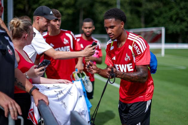 13.07.2026, Fußball, Trainingsauftakt 1.FC Köln, 1. Fußball Bundesliga, Geißbockheim, Saison 2026 2027: Jonathan Friemel gibt den Fans Autogramme beim ersten Training der neuen Saison 26 27 DFB regulations prohibit any use of photographs as image sequences and or quasi-video. Nordrhein-Westfalen Deutschland *** July 13, 2026, Soccer, 1. FC Köln’s first training session, Bundesliga, Geißbockheim, 2026–2027 season. Jonathan Friemel signs autographs for fans during the first training session of the new 2026–2027 season. DFB regulations prohibit any use of photographs as image sequences and or quasi-video. North Rhine-Westphalia, Germany