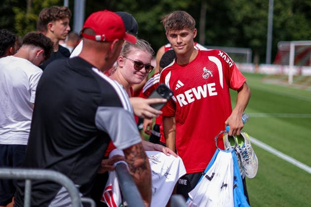 13.07.2026, Fußball, Trainingsauftakt 1.FC Köln, 1. Fußball Bundesliga, Geißbockheim, Saison 2026 2027: Jonathan Friemel (1.FC Koeln) gibt den Fans Autogramme beim ersten Training der neuen Saison 26 27 DFB regulations prohibit any use of photographs as image sequences and or quasi-video. Nordrhein-Westfalen Deutschland *** July 13, 2026, Soccer, 1. FC Köln s first training session, 1 Bundesliga, Geißbockheim, 2026–2027 season. Jonathan Friemel of 1. FC Köln signs autographs for fans during the first training session of the new 2026–2027 season. DFB regulations prohibit any use of photographs as image sequences and or quasi-video. North Rhine-Westphalia, Germany