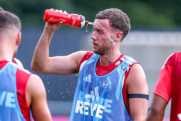 13.07.2026, Fußball, Trainingsauftakt 1.FC Köln, 1. Fußball Bundesliga, Geißbockheim, Saison 2026 2027: Abkühlung und Trinkpause bei 36 Grad Hitze Tom Krauß (1FC Koeln 05) beim ersten Training der neuen Saison 26 27 DFB regulations prohibit any use of photographs as image sequences and or quasi-video. Nordrhein-Westfalen Deutschland *** July 13, 2026, Soccer, 1. FC Köln’s First Training Session of the Season, Bundesliga 1, Geißbockheim, 2026–2027 Season: Cooling off and a water break in 36-degree heat—Tom Krauß, 1. FC Köln 05, at the first training session of the new 2026–2027 season. DFB regulations prohibit any use of photographs as image sequences and or quasi-video. North Rhine-Westphalia, Germany