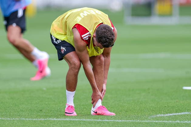 13.07.2026, Fußball, Trainingsauftakt 1.FC Köln, 1. Fußball Bundesliga, Geißbockheim, Saison 2026 2027: Linton Maina (1FC Koeln 37) greift sich mit Schmerzen an den Knöchel Fuß beim ersten Training der neuen Saison 26 27 DFB regulations prohibit any use of photographs as image sequences and or quasi-video. Nordrhein-Westfalen Deutschland *** July 13, 2026, Soccer, 1. FC Köln’s first training session of the season, Bundesliga, Geißbockheim, 2026–2027 Season: Linton Maina (1. FC Köln, No. 37) clutches his ankle in pain during the first training session of the new 2026–2027 season. DFB regulations prohibit any use of photographs as image sequences and or quasi-video. North Rhine-Westphalia, Germany