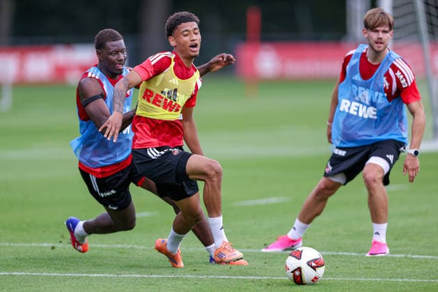 13.07.2026, Fußball, Trainingsauftakt 1.FC Köln, 1. Fußball Bundesliga, Geißbockheim, Saison 2026 2027: Ragnar Ache (1FC Koeln 09) im Zweikampf gegen Nilas Yacobi beim ersten Training der neuen Saison 26 27 DFB regulations prohibit any use of photographs as image sequences and or quasi-video. Nordrhein-Westfalen Deutschland *** July 13, 2026, Soccer, 1. FC Köln’s first training session of the season, Bundesliga, Geißbockheim, 2026–2027 Season: Ragnar Ache (1. FC Köln 09) in a tackle against Nilas Yacobi during the first training session of the new 2026–2027 season. DFB regulations prohibit any use of photographs as image sequences and or quasi-video. North Rhine-Westphalia, Germany