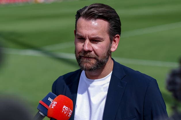13.07.2026, Fußball, Trainingsauftakt 1.FC Köln, 1. Fußball Bundesliga, Geißbockheim, Saison 2026 2027: Sportdirektor Thomas Kessler (1FC Koeln tk) im Interview beim ersten Training der neuen Saison 26 27 DFB regulations prohibit any use of photographs as image sequences and or quasi-video. Nordrhein-Westfalen Deutschland *** July 13, 2026, Soccer, 1. FC Köln s first training session, 1 Bundesliga, Geißbockheim, 2026–2027 season. Sports Director Thomas Kessler of 1. FC Köln gives an interview during the first training session of the new 2026–2027 season. DFB regulations prohibit any use of photographs as image sequences and or quasi-video. North Rhine-Westphalia, Germany