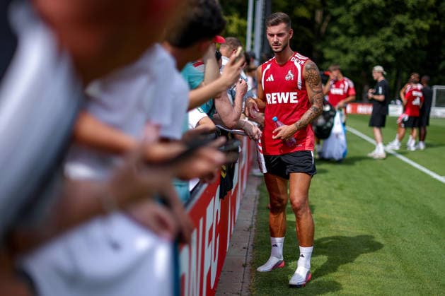 13.07.2026, Fußball, Trainingsauftakt 1.FC Köln, 1. Fußball Bundesliga, Geißbockheim, Saison 2026 2027: Tom Krauß (1FC Koeln 05) gibt den Fans Autogramme beim ersten Training der neuen Saison 26 27 DFB regulations prohibit any use of photographs as image sequences and or quasi-video. Nordrhein-Westfalen Deutschland *** July 13, 2026, Soccer, 1. FC Köln s first training session, 1 Bundesliga, Geißbockheim, 2026–2027 season. Tom Krauß of 1. FC Köln 05 signs autographs for fans during the first training session of the new 2026–2027 season. DFB regulations prohibit any use of photographs as image sequences and or quasi-video. North Rhine-Westphalia, Germany