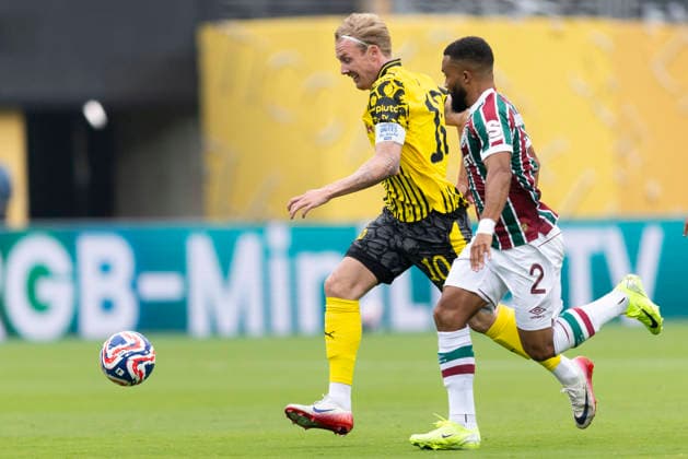 USA SOCCER FIFA Club World Cup 2025 - Fluminense vs Borussia Dortmund epa12181568 Borussia Dortmund s Julian Brandt (L) battles for position with Fluminense s Samuel Xavier (R) during the FIFA Club World Cup 2025 soccer match between Fluminense and Borussia Dortmund in East Rutherford, New Jersey, USA, 17 June 2025. EAST RUTHERFORD United States  Copyright: xJUSTINxLANEx