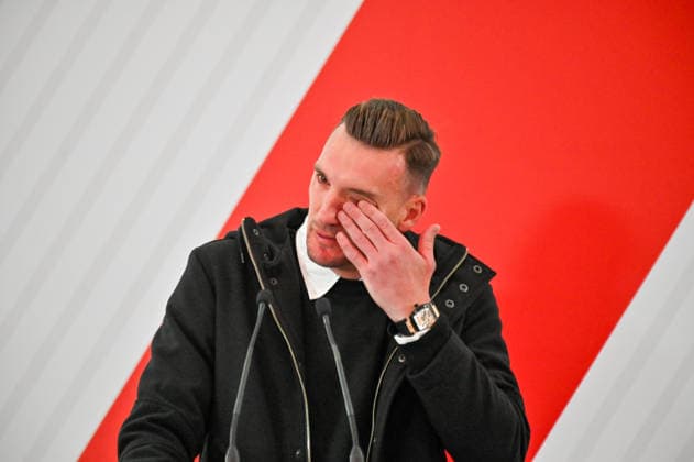 Franco Armani Bids Farewell To River Plate In An Emotional Tribute River Plate goalkeeper Franco Armani delivers a press conference, PK, Pressekonferenz to bid farewell to the club s supporters in Buenos Aires, Argentina, on July 13, 2026. The event is attended by first-team players, head coach Eduardo Coudet, River Plate president Stefano Di Carlo, former players, former club directors, and members of Armani s family, who gather to pay tribute to the veteran goalkeeper as he concludes his successful tenure with the club. Buenos Aires Argentina  Copyright: xJuanxManuelxBaezx originalFilename:baez-escritur260713_nptwr.jpg