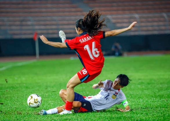 AFF Women s Cup 2026 Singapore Vs Laos in Kuala Lumpur, Malaysia - 13 Jul 2026 Nur Sarah of Singapore (L) and Saysamone Inthaphone of Laos seen in action during the AFF Women s Cup 2026 match between Singapore and Laos at Kuala Lumpur Football Stadium, Cheras. Final score Singapore 1 : 1 Laos Kuala Lumpur Malaysia Copyright: xWongxFokxLoyx xSOPAxImagesx 20260713_AFW_1871 copy