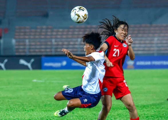 AFF Women s Cup 2026 Singapore Vs Laos in Kuala Lumpur, Malaysia - 13 Jul 2026 Venetia Lim of Singapore (R) and Anouta Chanthithong of Laos seen in action during the AFF Women s Cup 2026 match between Singapore and Laos at Kuala Lumpur Football Stadium, Cheras. Final score Singapore 1 : 1 Laos Kuala Lumpur Malaysia Copyright: xWongxFokxLoyx xSOPAxImagesx 20260713_AFW_1996 copy