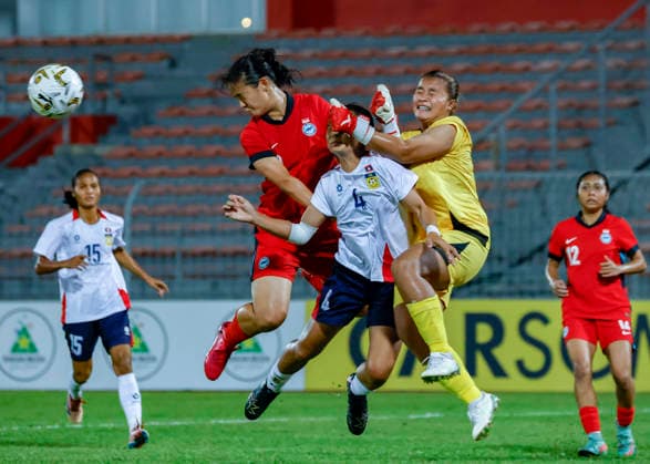 AFF Women s Cup 2026 Singapore Vs Laos in Kuala Lumpur, Malaysia - 13 Jul 2026 Vilayphone Phengsana (C) and Phatthalavady Sophothirath of Laos (R) seen in action during the AFF Women s Cup 2026 match between Singapore and Laos at Kuala Lumpur Football Stadium, Cheras. Final score Singapore 1 : 1 Laos Kuala Lumpur Malaysia Copyright: xWongxFokxLoyx xSOPAxImagesx 20260713_AFW_2090 copy