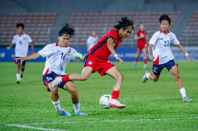 July 13, 2026, Kuala Lumpur, Malaysia: Saysamone Inthaphone of Laos (L) and Farah Nurzahirah of Singapore (C) seen in action during the AFF Women s Cup 2026 match between Singapore and Laos at Kuala Lumpur Football Stadium, Cheras. Final score Singapore 1 : 1 Laos AFF Women s Cup 2026 Singapore Vs Laos In Kuala Lumpur, Malaysia - 13 Jul 2026  - ZUMAs197 20260713_aaa_s197_217 Copyright: xWongxFokxLoyx