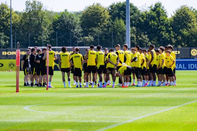Bundesliga, Borussia Dortmund öffentliches Training am 14.07.2026, Saisonstart 2026 2027 in Dortmud Die Mannschaft des BVB in der Teambesprechung vor Trainingsbeginn *** Bundesliga, Borussia Dortmund public training session on July 14, 2026; start of the 2026–2027 season in Dortmund. The BVB team at a team meeting before training begins Copyright: xDavidxInderliedx