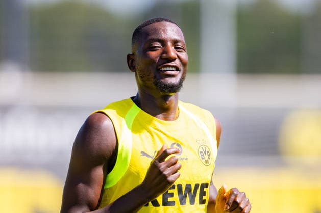 Bundesliga, Borussia Dortmund öffentliches Training am 14.07.2026, Saisonstart 2026 2027 in Dortmud Serhou Guirassy lacht zufrieden glücklich *** Bundesliga, Borussia Dortmund public training session on July 14, 2026, start of the 2026–2027 season in Dortmund; Serhou Guirassy laughs, looking satisfied and happy Copyright: xDavidxInderliedx