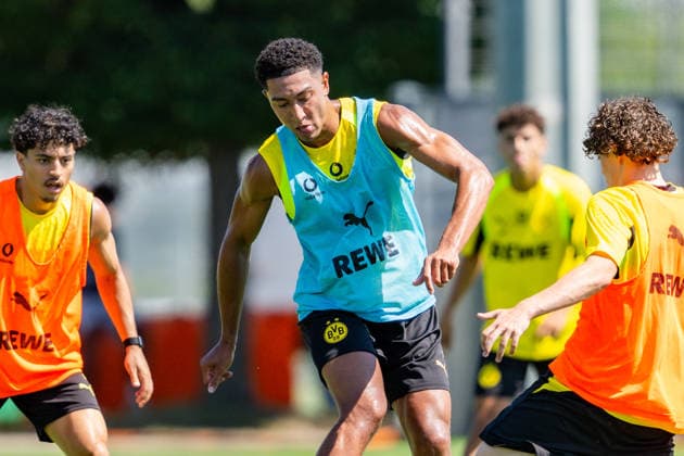 Bundesliga, Borussia Dortmund öffentliches Training am 14.07.2026, Saisonstart 2026 2027 in Dortmund Jobe Bellingham am Ball gegen Nachwuchsspieler des BVB *** Bundesliga, Borussia Dortmund public training session on July 14, 2026; start of the 2026–2027 season in Dortmund; Jobe Bellingham on the ball against BVB youth players Copyright: xDavidxInderliedx