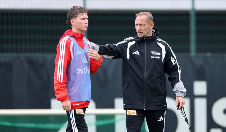 Trainer Mauro Lustrinelli redet mit Linus Güther Aktion Oberkörper Fußball Fussball Training Bundesliga Herren DFL Saison 2026 2027 14.07.2026 1.FC Union Berlin FCU DFL regulations prohibit any use of photographs as image sequences and or quasi-video. *** Coach Mauro Lustrinelli talks with Linus Güther. Upper-body exercise. Sports. Soccer. Soccer training. Bundesliga. Men s. DFL. 2026–2027 season. July 14, 2026. 1. FC Union Berlin (FCU). DFL regulations prohibit any use of photographs as image sequences and or quasi-video.