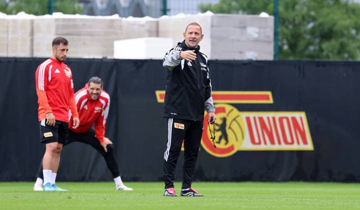 Josip Juranovic, Trainer Mauro Lustrinelli gibt Anweisungen Einzelbild Freisteller Aktion Fußball Fussball Training Bundesliga Herren DFL Saison 2026 2027 14.07.2026 1.FC Union Berlin FCU DFL regulations prohibit any use of photographs as image sequences and or quasi-video. *** Josip Juranovic, Coach Mauro Lustrinelli giving instructions; single frame; cutout; action; sports; soccer; soccer training; Bundesliga; men s; DFL; 2026–2027 season; July 14, 2026; 1. FC Union Berlin (FCU); DFL regulations prohibit any use of photographs as image sequences and or quasi-video