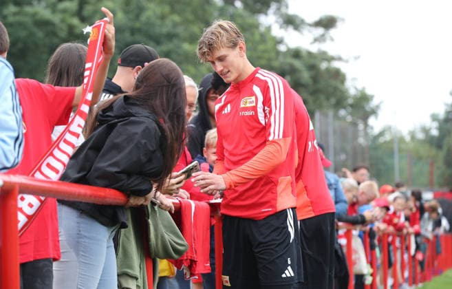 Aljoscha Kemlein schreibt für Fans Autogramme Aktion Oberkörper Fußball Fussball Training Bundesliga Herren DFL Saison 2026 2027 14.07.2026 1.FC Union Berlin FCU DFL regulations prohibit any use of photographs as image sequences and or quasi-video. *** Aljoscha Kemlein signs autographs for fans; Upper Body; Sports; Soccer; Soccer Training; Bundesliga; Men s; DFL; 2026–2027 Season; July 14, 2026; 1. FC Union Berlin; FCU; DFL regulations prohibit any use of photographs as image sequences and or quasi-video