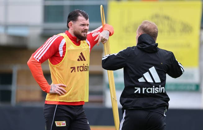 Trainer Mauro Lustrinelli redet mit Oliver Burke Aktion Oberkörper Fußball Fussball Training Bundesliga Herren DFL Saison 2026 2027 14.07.2026 1.FC Union Berlin FCU DFL regulations prohibit any use of photographs as image sequences and or quasi-video. *** Coach Mauro Lustrinelli talks with Oliver Burke. Upper-body exercise. Sports. Soccer. Soccer training. Bundesliga. Men s. DFL. 2026–2027 season. July 14, 2026. 1. FC Union Berlin (FCU). DFL regulations prohibit any use of photographs as image sequences and or quasi-video.