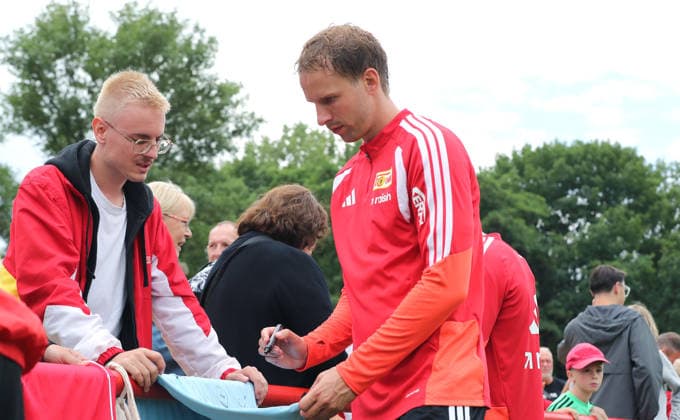 Marvin Friedrich schreibt Autogramme für Fans Fußball Fussball Training Bundesliga Herren DFL Saison 2026 2027 14.07.2026 1.FC Union Berlin FCU DFL regulations prohibit any use of photographs as image sequences and or quasi-video. *** Marvin Friedrich signs autographs for fans. Sports, soccer, soccer training, Bundesliga, men s soccer, DFL, 2026–2027 season, July 14, 2026, 1. FC Union Berlin (FCU). DFL regulations prohibit any use of photographs as image sequences and or quasi-video.
