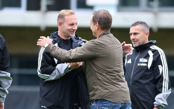 Trainer Mauro Lustrinelli begrüßt Sportdirektor Horst Heldt Aktion Oberkörper Fußball Fussball Training Bundesliga Herren DFL Saison 2026 2027 14.07.2026 1.FC Union Berlin FCU DFL regulations prohibit any use of photographs as image sequences and or quasi-video. *** Coach Mauro Lustrinelli greets sporting director Horst Heldt. Upper body workout. Soccer. Soccer training. Bundesliga. Men s. DFL. 2026–2027 season. July 14, 2026. 1. FC Union Berlin (FCU). DFL regulations prohibit any use of photographs as image sequences and or quasi-video.