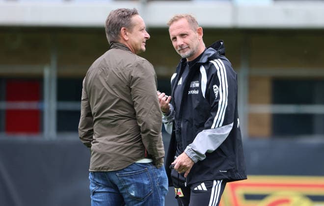 Sportdirektor Horst Heldt redet mit Trainer Mauro Lustrinelli Aktion Oberkörper Fußball Fussball Training Bundesliga Herren DFL Saison 2026 2027 14.07.2026 1.FC Union Berlin FCU DFL regulations prohibit any use of photographs as image sequences and or quasi-video. *** Sports Director Horst Heldt talks with Coach Mauro Lustrinelli. Upper Body Workout, Sports, Soccer, Soccer Training, Bundesliga, Men s, DFL, 2026–2027 Season, July 14, 2026, 1. FC Union Berlin, FCU. DFL regulations prohibit any use of photographs as image sequences and or quasi-video.