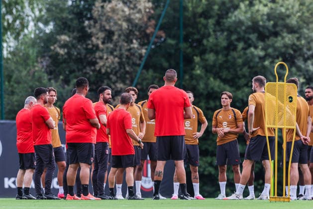 Ruben Amorim Head Coach of AC Milan talks to AC Milan players during Training Session AC Milan 2026 27 at Milanello in Milan, Italy Milan Milanello Milan Italy Copyright: xEPhotopressx SP24-1440-027