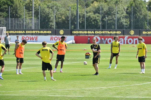 Trainer Niko Kovac (Borussia Dortmund) gibt seinen Spielern Anweisungen 14.07.2026, Fussball 1. Bundesliga, Saison 2026 2027, Training Borussia Dortmund Dortmund Trainingsgelände Nordrhein Westfalen Deutschland *** Coach Niko Kovac of Borussia Dortmund gives instructions to his players on July 14, 2026; Soccer, Bundesliga 1, 2026–2027 season; Borussia Dortmund training session at the Dortmund training facility in North Rhine-Westphalia, Germany Team2