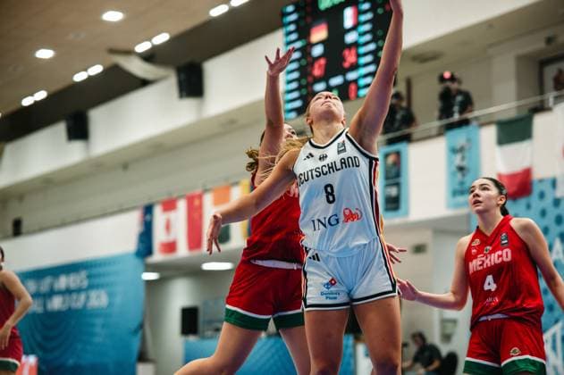 RECORD DATE NOT STATED Darina Zraychenko ( 8; Deutschland) streckt sich beim Korbwurf in die Höhe und wird dabei von einer Spielerin Mexicos bedrängt. Mariana Diaz ( 4; Mexico) beobachtet die Szene im Hintergrund. Darina Zraychenko ( 8; Deutschland) beim Korbwurf gegen Mexico *** Darina Zraychenko 8 (Germany) leaps upward to shoot a basket while being guarded by a Mexican player; Mariana Diaz 4 (Mexico) watches the scene in the background; Darina Zraychenko 8 (Germany) shooting a basket against Mexico Copyright: xJoelxKruehlerx