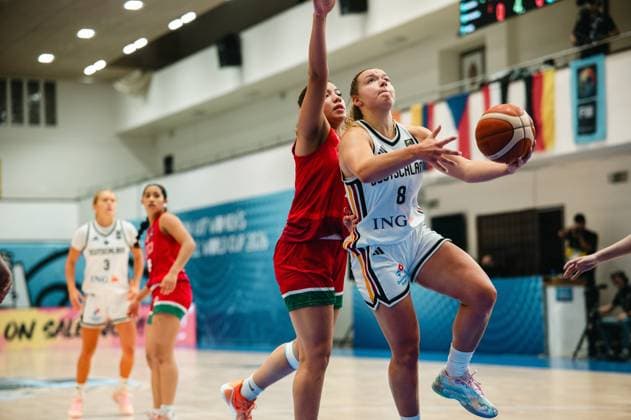 RECORD DATE NOT STATED Darina Zraychenko ( 8; Deutschland) treibt mit dem Ball in Richtung Korb und wird dabei von einer Spielerin Mexikos bedrängt. Im Hintergrund sind weitere Spielerinnen beider Teams sowie Länderflaggen in der Starez Arena Vodova in Brno zu sehen. Darina Zraychenko ( 8; Deutschland) zieht zum Korb *** Darina Zraychenko (No. 8) of Germany drives toward the basket with the ball while being pressured by a Mexican player. In the background, other players from both teams and national flags can be seen at the Starez Arena Vodova in Brno. Darina Zraychenko (No. 8) of Germany drives toward the basket. Copyright: xJoelxKruehlerx