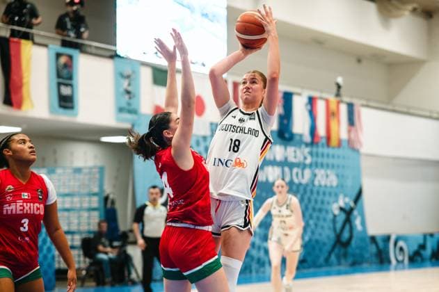 RECORD DATE NOT STATED Nele Prowaznik ( 18; Deutschland) zieht zum Korbleger hoch und wird von einer Mexico-Spielerin geblockt. Im Hintergrund sind weitere Spielerinnen beider Teams sowie die Flaggen der teilnehmenden Nationen zu sehen. Nele Prowaznik ( 18; Deutschland) beim Wurfversuch gegen Mexico *** Nele Prowaznik, No. 18, Germany, drives to the basket for a layup and is blocked by a Mexican player. In the background, other players from both teams can be seen, as well as the flags of the participating nations. Nele Prowaznik, No. 18, Germany, attempts a shot against Mexico. Copyright: xJoelxKruehlerx