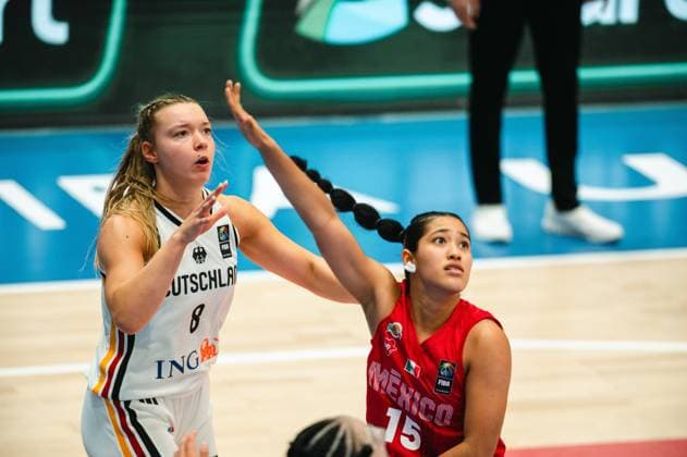 RECORD DATE NOT STATED Darina Zraychenko ( 8; Deutschland) streckt den Arm hoch und verfolgt den Ball, während Isamar Rumbo ( 15; Mexico) neben ihr positioniert ist. Beide Spielerinnen blicken konzentriert nach oben in einem Zweikampf um Ballbesitz. Darina Zraychenko ( 8; Deutschland) im Zweikampf gegen Isamar Rumbo ( 15; Mexico) *** Darina Zraychenko (8, Germany) raises her arm and tracks the ball, while Isamar Rumbo (15, Mexico) is positioned next to her. Both players look up intently as they battle for possession. Darina Zraychenko (8, Germany) battles for the ball against Isamar Rumbo (15, Mexico). Copyright: xJoelxKruehlerx