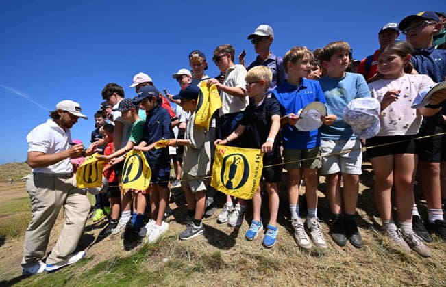 Tommy Fleetwood (ENG) signs autographs on the 13th Green 154th Open Golf Championships, Royal Birkdale, Southport, UK - 14 Jul 2026Southport Royal Birkdale United Kingdom  Copyright: xGreigxCowie Shutterstockx 16988289cl