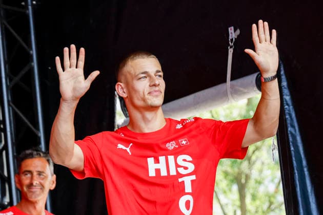 Miro Muheim , Schweiz, Schweizer Nationalteam Empfang Zürich, WM-Rückkehr der Schweizer Nati, Empfang nach der WM 2026, 2026, 14.07.2026, Turbinenplatz, Zürich, Schweiz Zürich Turbinenplatz Schweiz *** Miro Muheim, Switzerland, Swiss National Team Welcome Ceremony in Zurich, World Cup: Return of the Swiss National Team, Welcome Ceremony after the 2026 World Cup, 2026, July 14, 2026, Turbinenplatz, Zurich, Switzerland, Zurich, Turbinenplatz, Switzerland Copyright: xGrantxHubbsx
