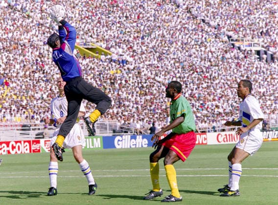 940619 Football, FIFA World Cup, WM, Weltmeisterschaft, Fussball 1994 (USA), Group B, Cameroon - Sweden 2-2: Cameroons goalkeeper Joseph Bell grabs the ball while Raymond Kalla and Swedens Martin Dahlin looks on. Photo: BILDBYRAN M012_01 940619svekam sverige kamerun sweden cameroon cameroon v sweden m012_01 scanx dia bbeng fotboll football soccer VM VM94 VM1994 VM 1994 fotbolls-vm fifa world cup 960619 world championships världsmästerskap rose bowl los angeles pasadena june 19 1994 *** 940619 Soccer, 1994 FIFA World Cup in the U.S., Group B, Cameroon vs. Sweden 2–2: Cameroon’s goalkeeper Joseph Bell grabs the ball while Raymond Kalla and Sweden’s Martin Dahlin look on. Photo: BILDBYRAN M012 01 940619svekam Sweden Cameroon Sweden Cameroon vs. Sweden M012 01 scanx dia bbeng soccer football World Cup WC94 WC1994 World Cup 1994 FIFA World Cup 960619 World Championships Rose Bowl Los Angeles Pasadena June 19, 1994  Copyright: BILDBYRAN BB940619BB089