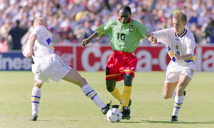 940619 Football, FIFA World Cup, WM, Weltmeisterschaft, Fussball 1994 (USA), Group B, Cameroon - Sweden 2-2: Cameroons Louis M Fede against Swedens Klas Ingesson (L) and Jonas Thern. Photo: BILDBYRAN M012_01 940619svekam sverige kamerun sweden cameroon cameroon v sweden m012_01 scanx dia bbeng fotboll football soccer VM VM94 VM1994 VM 1994 fotbolls-vm fifa world cup 960619 world championships världsmästerskap rose bowl los angeles pasadena june 19 1994 *** 940619 Soccer, 1994 FIFA World Cup in the U.S., Group B, Cameroon vs. Sweden 2–2: Cameroon’s Louis M. Fede against Sweden’s Klas Ingesson (L) and Jonas Thern. Photo: BILDBYRAN M012 01 940619svekam Sweden Cameroon Sweden Cameroon vs. Sweden M012 01 Scanx Dia Bbeng soccer football World Cup WC94 WC1994 World Cup 1994 FIFA World Cup 960619 World Championships Rose Bowl Los Angeles Pasadena June 19, 1994  Copyright: BILDBYRAN BB940619BB144