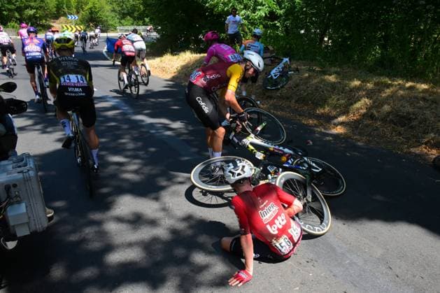 Tour de France 2026 Stage 10 LE LIORAN, FRANCE - JULY 14 : Van Eetvelt Lennert (BEL) of Lotto - Intermarche in a crash during stage 10 of the 113rd edition of Tour de France an UCI World Tour 2.UWT cycling road race stage for Men Elite of 167 km with start in Aurillac and finish in Le Lioran on July 14, 2026 in Le Lioran, France, 14 07 2026 Le Lioran France  Copyright: xPaponxBernardx