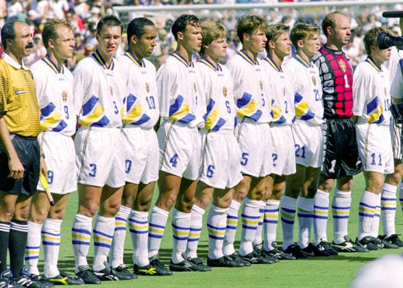 940619 Football, FIFA World Cup, WM, Weltmeisterschaft, Fussball 1994 (USA), Group B, Cameroon - Sweden 2-2: Swedens starting eleven, lineup L-R: Jonas Thern, Patrik Andersson, Martin Dahlin, Joachim Bjorklund, Stefan Schwarz, Roger Ljung, Roland Nilsson, Jesper Blomqvist, goalkeeper Thomas Ravelli, Tomas Brolin. Photo: BILDBYRAN M012_01 940619svekam sverige kamerun sweden cameroon cameroon v sweden m012_01 scanx dia bbeng fotboll football soccer VM VM94 VM1994 VM 1994 fotbolls-vm fifa world cup 960619 world championships världsmästerskap rose bowl los angeles pasadena june 19 1994 *** 940619 Soccer, 1994 FIFA World Cup in the U.S., Group B, Cameroon vs. Sweden 2–2 Sweden’s starting lineup: L–R Jonas Thern, Patrik Andersson, Martin Dahlin, Joachim Bjorklund, Stefan Schwarz, Roger Ljung, Roland Nilsson, Jesper Blomqvist, goalkeeper Thomas Ravelli, Tomas Brolin Photo BILDBYRAN M012 01 940619svekam Sweden Cameroon Sweden Cameroon Cameroon vs. Sweden M012 01 Scanx Dia BBeng soccer football World Cup World Cup 94 World Cup 1994 FIFA World Cup 960619 World Championships Rose Bowl Los Angeles Pasadena June 19, 1994  Copyright: BILDBYRAN BB940619BB087
