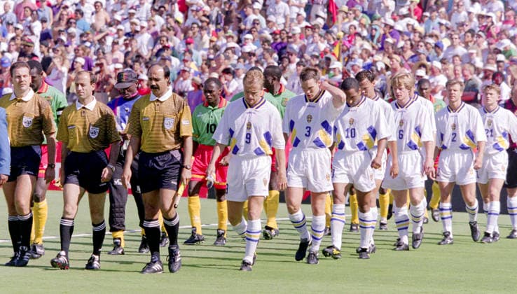 940619 Football, FIFA World Cup, WM, Weltmeisterschaft, Fussball 1994 (USA), Group B, Cameroon - Sweden 2-2: The teams enter the pitch at Rose Bowl. Swedish captain Jonas Thern first. Photo: BILDBYRAN M012_01 940619svekam sverige kamerun sweden cameroon cameroon v sweden m012_01 scanx dia bbeng fotboll football soccer VM VM94 VM1994 VM 1994 fotbolls-vm fifa world cup 960619 world championships världsmästerskap rose bowl los angeles pasadena june 19 1994 *** 940619 Soccer, 1994 FIFA World Cup in the U.S., Group B, Cameroon vs. Sweden 2–2 The teams enter the field at the Rose Bowl; Swedish captain Jonas Thern is first. Photo: BILDBYRAN M012 01 940619svekam Sweden Cameroon Sweden Cameroon vs. Sweden M012 01 Scanx Dia Bbeng soccer soccer World Cup WC94 WC1994 World Cup 1994 FIFA World Cup 960619 World Championships Rose Bowl Los Angeles Pasadena June 19, 1994  Copyright: BILDBYRAN BB940619BB125