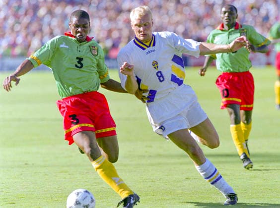 940619 Football, FIFA World Cup, WM, Weltmeisterschaft, Fussball 1994 (USA), Group B, Cameroon - Sweden 2-2: Swedens Klas Ingesson against Cameroons Rigobert Song. Photo: BILDBYRAN M012_01 940619svekam sverige kamerun sweden cameroon cameroon v sweden m012_01 scanx dia bbeng fotboll football soccer VM VM94 VM1994 VM 1994 fotbolls-vm fifa world cup 960619 world championships världsmästerskap rose bowl los angeles pasadena june 19 1994 *** 940619 Soccer, 1994 FIFA World Cup in the U.S., Group B, Cameroon vs. Sweden 2–2: Sweden’s Klas Ingesson against Cameroon’s Rigobert Song. Photo: BILDBYRAN M012 01 940619svekam Sweden Cameroon Sweden Cameroon Cameroon vs. Sweden M012 01 Scanx Dia Bbeng soccer football soccer World Cup WC94 WC1994 World Cup 1994 FIFA World Cup 960619 World Championships Rose Bowl Los Angeles Pasadena June 19, 1994  Copyright: BILDBYRAN BB940619BB126