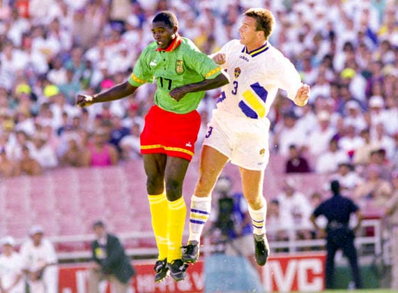 940619 Football, FIFA World Cup, WM, Weltmeisterschaft, Fussball 1994 (USA), Group B, Cameroon - Sweden 2-2: Swedens Patrik Andersson against Cameroons Marc-Vivien Foe in an aerial duel. Photo: BILDBYRAN M012_01 940619svekam sverige kamerun sweden cameroon cameroon v sweden m012_01 scanx dia bbeng fotboll football soccer VM VM94 VM1994 VM 1994 fotbolls-vm fifa world cup 960619 world championships världsmästerskap rose bowl los angeles pasadena june 19 1994 *** 940619 Soccer, 1994 FIFA World Cup in the U.S., Group B, Cameroon vs. Sweden 2–2: Sweden’s Patrik Andersson battles Cameroon’s Marc Vivien Foe in an aerial duel. Photo: BILDBYRAN M012 01 940619svekam Sweden Cameroon Sweden Cameroon vs. Sweden M012 01 Scanx Dia Bbeng soccer football World Cup WC94 WC1994 World Cup 1994 FIFA World Cup 960619 World Championships Rose Bowl Los Angeles Pasadena June 19, 1994  Copyright: BILDBYRAN BB940619BB142