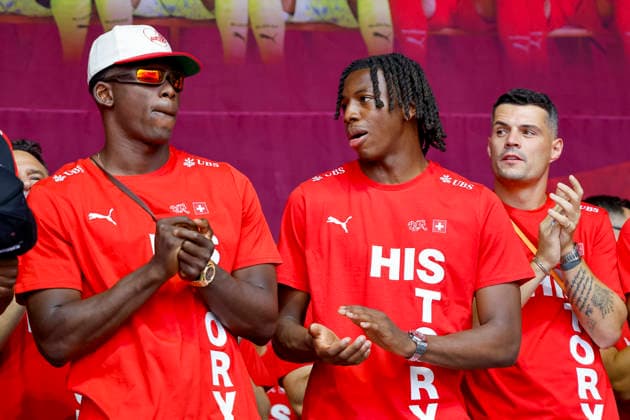 Breel Embolo, Johan Manzambi und Granit Xhaka , Schweiz, Schweizer Nationalteam Empfang Zürich, WM-Rückkehr der Schweizer Nati, Empfang nach der WM 2026, 2026, 14.07.2026, Turbinenplatz, Zürich, Schweiz Zürich Turbinenplatz Schweiz *** Breel Embolo, Johan Manzambi, and Granit Xhaka, Switzerland, Swiss National Team Welcome Ceremony in Zurich, Swiss National Team’s Return from the World Cup, Welcome Ceremony after the 2026 World Cup, 2026, July 14, 2026, Turbinenplatz, Zurich, Switzerland; Zurich Turbinenplatz, Switzerland Copyright: xGrantxHubbsx