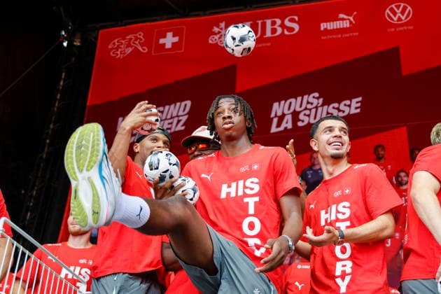 Johan Manzambi beim verteilen von klein Fussbälle , Schweiz, Schweizer Nationalteam Empfang Zürich, WM-Rückkehr der Schweizer Nati, Empfang nach der WM 2026, 2026, 14.07.2026, Turbinenplatz, Zürich, Schweiz Zürich Turbinenplatz Schweiz *** Johan Manzambi handing out small soccer balls, Switzerland, Swiss National Team Welcome Ceremony in Zurich, Swiss National Team s Return from the World Cup, Welcome Ceremony after the 2026 World Cup, 2026, July 14, 2026, Turbinenplatz, Zurich, Switzerland, Zurich, Turbinenplatz, Switzerland Copyright: xGrantxHubbsx