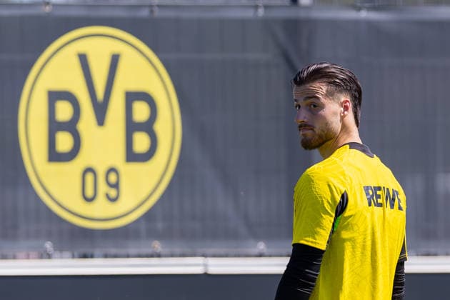 14.07.2026, Fussball, Training von Borussia Dortmund. Torwart Diant Ramaj (Borussia Dortmund) schaut über die Schulter, neben ihm das BVB Logo. Dortmund Trainingsgelände des BVB NRW Deutschland xRHR-FOTO DEx *** July 14, 2026, Soccer, Borussia Dortmund goalkeeper Diant Ramaj during training; Borussia Dortmund looks over his shoulder; next to him is the BVB logo; Dortmund, BVB training facility, NRW, Germany; xRHR PHOTO DEx Copyright: DennisxEwert RHR-FOTOx RHR-FOTO DE