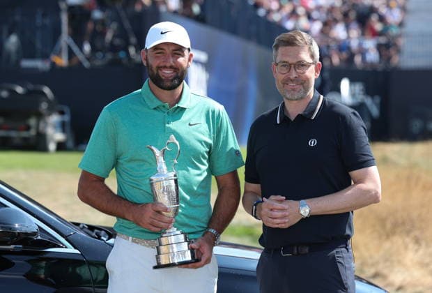 154th Open Golf Championships - Practice Day Open Championships winner Scottie Scheffler returns the Claret Jug to Chief Executive of The R&A Mark Darbon during practice day at the British Open Golf Championships at Royal Birkdale in Southport, Britain, 14 July 2026. SOUTHPORT UNITED KINGDOM  Copyright: xADAMxVAUGHANx