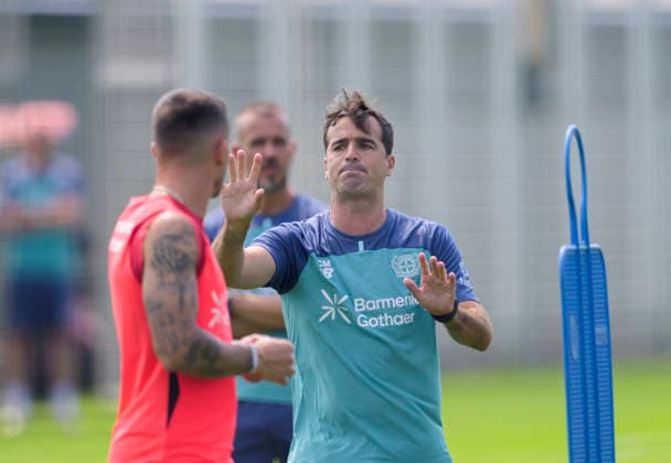 Trainer Carles Martinez (Bayer Leverkusen) gibt Anweisungen, davor steht Aleix Garcia (Bayer Leverkusen). Fussball 1. Bundesliga, Trainingsauftakt Bayer 04 Leverkusen am 14.07.2026 in Leverkusen Deutschland. *** Coach Carles Martinez of Bayer Leverkusen gives instructions; standing in front of him is Aleix Garcia of Bayer Leverkusen. Soccer, Bundesliga 1. Bayer 04 Leverkusen s first training session on July 14, 2026, in Leverkusen, Germany.