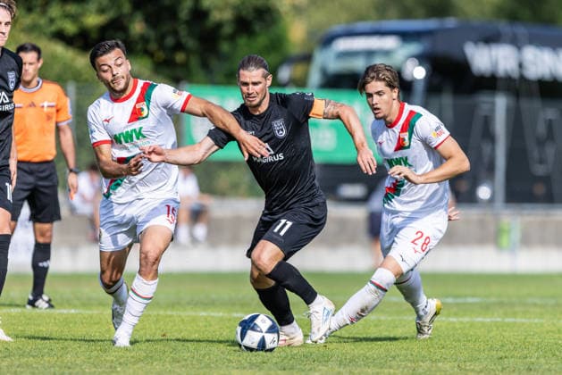 10.07.2026, Fussball, Saison 2026 2027, Regionalliga Südwest, Hauptspielfeld Burgrieden, Testspiel, SSV Ulm 1846 Fußball - FC Augsburg II 14.07.2026, Fussball, Saison 2026 2027, Regionalliga Südwest, Hauptspielfeld Burgrieden, Testspiel, SSV Ulm 1846 Fußball - FC Augsburg II, v.l. 15 Mahmut Can Kücüksahin (FC Augsburg II), 11 Dennis Chessa (SSV Ulm 1846 Fußball), 28 Niklas Hummel (FC Augsburg II) Foto: Lucca Fundel Burgrieden Hauptspielfeld Baden-Württemberg Deutschland *** July 10, 2026, Soccer, 2026–2027 Season, Regionalliga Southwest, Burgrieden Main Field, Friendly Match, SSV Ulm 1846 vs. FC Augsburg II, July 14, 2026, Soccer, 2026–2027 Season, Regionalliga Southwest, Burgrieden Main Field, Friendly Match, SSV Ulm 1846 vs. FC Augsburg II, from left: 15 Mahmut Can Kücüksahin (FC Augsburg II), 11 Dennis Chessa (SSV Ulm 1846), 28 Niklas Hummel (FC Augsburg II). Photo by Lucca Fundel, Burgrieden Main Field, Baden-Württemberg, Germany