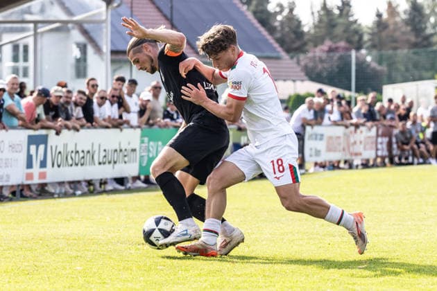 10.07.2026, Fussball, Saison 2026 2027, Regionalliga Südwest, Hauptspielfeld Burgrieden, Testspiel, SSV Ulm 1846 Fußball - FC Augsburg II 14.07.2026, Fussball, Saison 2026 2027, Regionalliga Südwest, Hauptspielfeld Burgrieden, Testspiel, SSV Ulm 1846 Fußball - FC Augsburg II, v.l. 11 Dennis Chessa (SSV Ulm 1846 Fußball), 18 Jonas Ruf (FC Augsburg II) Foto: Lucca Fundel Burgrieden Hauptspielfeld Baden-Württemberg Deutschland *** July 10, 2026, Soccer, 2026–2027 Season, Regionalliga Southwest, Burgrieden Main Field, Friendly Match, SSV Ulm 1846 vs. FC Augsburg II, July 14, 2026, Soccer, 2026–2027 Season, Regionalliga Southwest, Burgrieden Main Field, Friendly Match, SSV Ulm 1846 vs. FC Augsburg II, from left: 11 Dennis Chessa (SSV Ulm 1846), 18 Jonas Ruf (FC Augsburg II). Photo by Lucca Fundel, Burgrieden Main Field, Baden-Württemberg, Germany